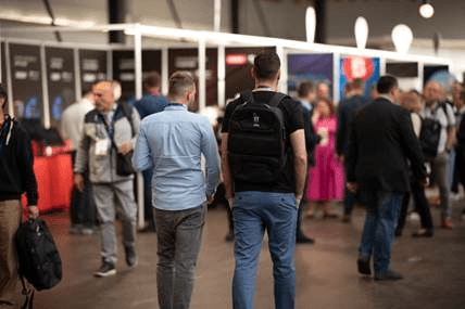 O imagine care conține îmbrăcăminte, persoană, blugi, om
Conținutul generat de inteligența artificială poate fi incorect.