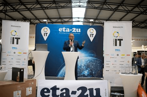 O imagine care conține text, de interior, expoziție, îmbrăcăminte